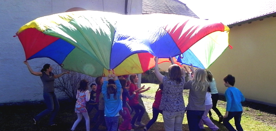 Kinderspaß im Kirchhof